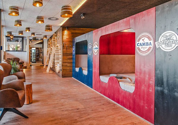 Kreative Schlafmöglichkeit in Bierkastenform